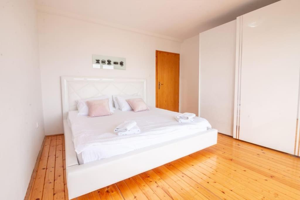 Casa Farmak - 4 Bedroom Lux Apartment With Infinity Pool & Lake View 오흐리드 외부 사진